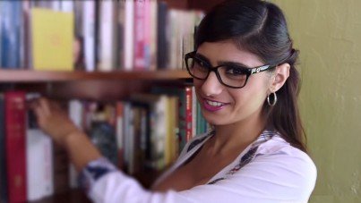 there's only one thing Mia Khalifa wanna do in the library 2
